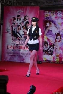 成人套装走秀视频,成人套装走秀惊艳瞬间回顾